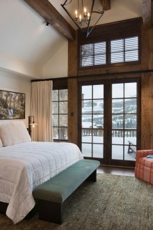 Υπνοδωμάτιο σε στιλ σαλέ με τζάκι και μπαλκόνι