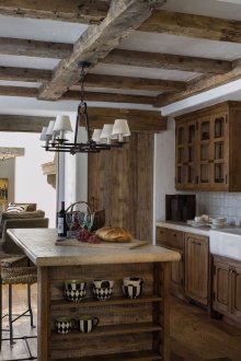 Λευκή και καφέ κουζίνα τύπου σαλέ