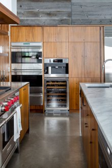 Ο συνδυασμός μινιμαλισμού και στυλ σαλέ στο εσωτερικό της κουζίνας