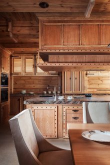 Χωρίς νησιώτικο στιλ κουζίνα με πέτρινη επιφάνεια εργασίας