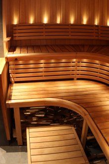 Άνετος πάγκος σε ένα μικρό ατμόλουτρο στο μπάνιο