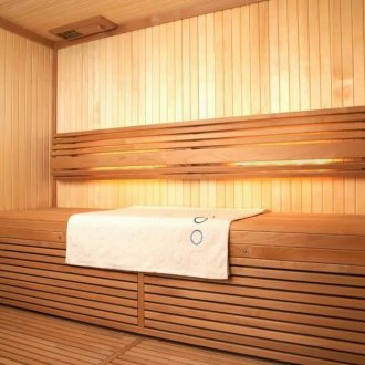 Δύο είδη ξύλου στο μπάνιο