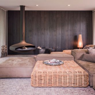 Μοντέρνο καναπέ και ψάθινο τραπέζι στο καθιστικό