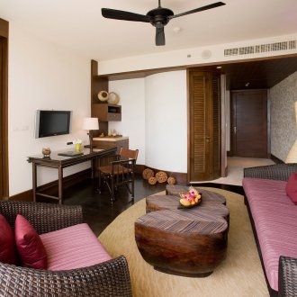 Ψωμί έπιπλα και ξύλινο τραπέζι στο καθιστικό