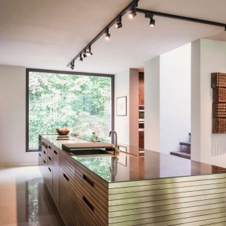 Κουζίνα της αφρικανικής στυλ με λευκούς τοίχους