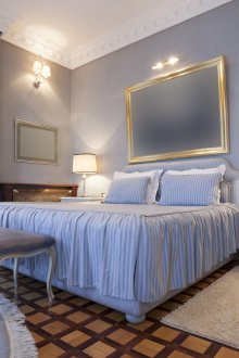 Επιτραπέζιοι λαμπτήρες και φώτα τοίχου στο υπνοδωμάτιο