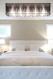 Κομοδίνο σε ένα λευκό υπνοδωμάτιο