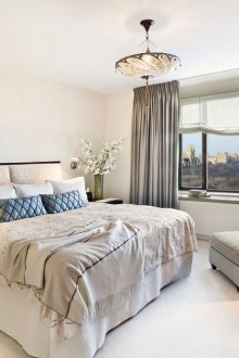 Ευρύχωρα φώτα τοίχου στο υπνοδωμάτιο