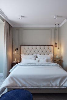 Διάφορα φώτα και κεριά στο εσωτερικό του υπνοδωματίου