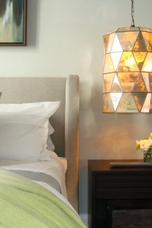 Φωτεινό και ογκώδες μενταγιόν στο υπνοδωμάτιο