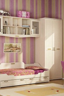 Ριγέ ταπετσαρία με παιδικό δωμάτιο για κορίτσι