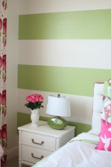 Λευκή-πράσινη ριγέ ταπετσαρία στο φυτώριο