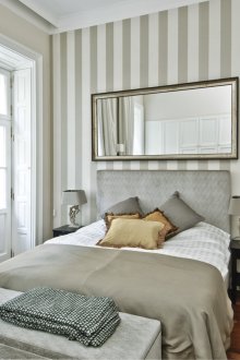 Μπεζ και γκρι ριγέ ταπετσαρία στο υπνοδωμάτιο