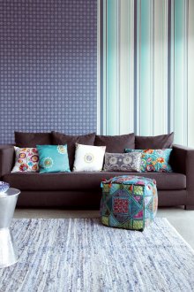 Ο συνδυασμός ριγέ ταπετσαρία και ταπετσαρία σε ένα κύκλο στο σαλόνι