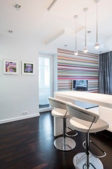 Οριζόντια ριγέ ταπετσαρία στην κουζίνα