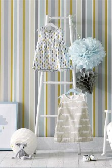 Ριγέ τετραχρωμία ταπετσαρία στο φυτώριο