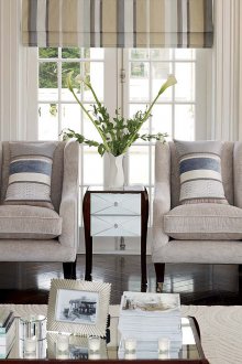 Λευκή και μπεζ ταπετσαρία στο σαλόνι