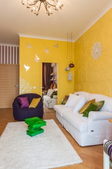 Συνδυασμός ριγωτών και άλλων τύπων ταπετσαρίας στο σαλόνι