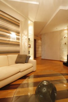 Ριγέ τρικολωρή ταπετσαρία στο σαλόνι