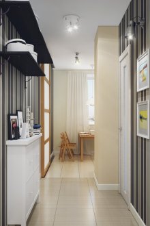 Γκρι-μαύρη ταπετσαρία στο διάδρομο