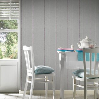 Ριγέ ταπετσαρία στην τραπεζαρία