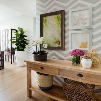 Λευκή και γκρι ριγέ ταπετσαρία ζιγκ-ζαγκ