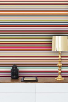 Φωτεινή ριγέ ταπετσαρία στο διάδρομο