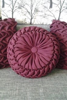 Στερεά μπορντό μαξιλάρια με κουρτίνες