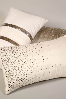 Τέτοια μαξιλάρια είναι κατάλληλα για τη διακόσμηση ενός σύγχρονου εσωτερικού χώρου