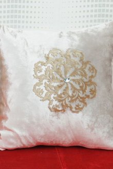 Το μαξιλάρι σατέν είναι κατάλληλο για τη διακόσμηση ενός κλασικού εσωτερικού χώρου