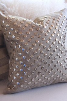 Μοντέρνο γκρι μαξιλάρι με μεταλλικά πριτσίνια