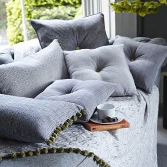 Όμορφα γκρι διακοσμητικά μαξιλάρια με πράσινες προθέσεις