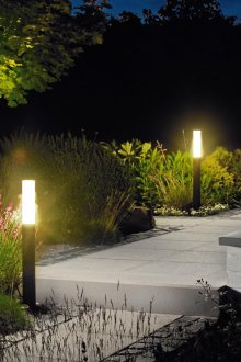 Όμορφα φωτεινά φώτα για τον κήπο
