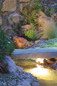 Φανάρια για τον κήπο με μια λίμνη