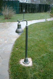 Διακοσμητικό χαμηλό φανάρι στον κήπο