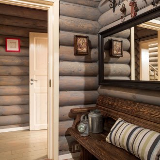 Ξύλινη οροφή στο σπίτι