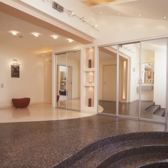 Πολύπλευρη οροφή με ενδιαφέροντα φωτισμό στο λόμπι του σπιτιού