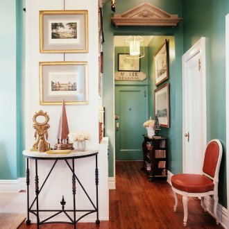 Καφέ παρκέ στο διάδρομο του σπιτιού