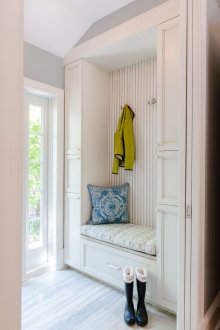 Ριγέ ταπετσαρία στο διάδρομο του σπιτιού