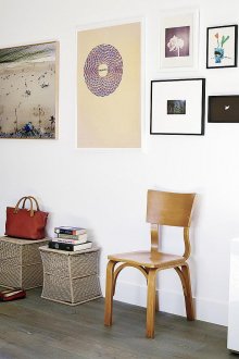 Αφίσες στον τοίχο στο διάδρομο του σπιτιού