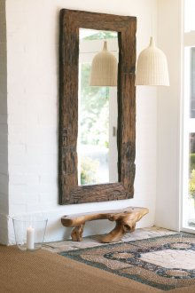 Καθρέφτης στον τοίχο στο διάδρομο του σπιτιού