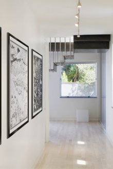 Φωτεινοί τοίχοι με έργα ζωγραφικής στο διάδρομο του σπιτιού