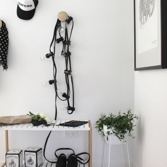 Λευκοί τοίχοι στο διάδρομο