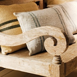 Ξύλινα έπιπλα στο διάδρομο του σπιτιού