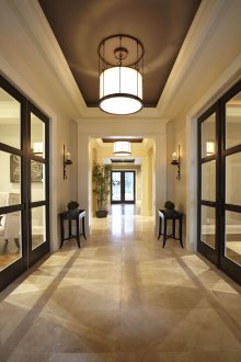 Μινιμαλιστική αίθουσα σε εξοχική κατοικία