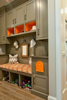 Λευκό και γκρίζο διάδρομο σε εξοχική κατοικία