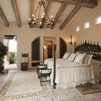 Πολυέλαιος από σφυρήλατο σίδερο στο υπνοδωμάτιο με ιταλικό στυλ