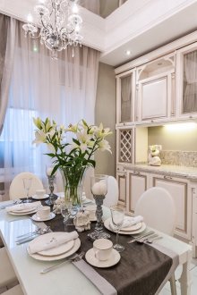 Όμορφη φωτεινή κουζίνα ιταλικού στιλ