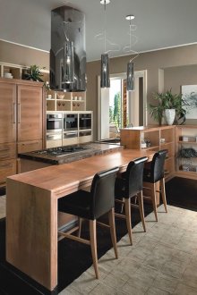 Ιταλική σύγχρονη κουζίνα με μπαρ για πρωινό