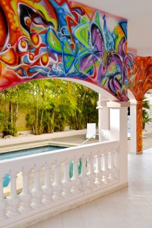 Ασυνήθιστο γκράφιτι στο εσωτερικό του σπιτιού